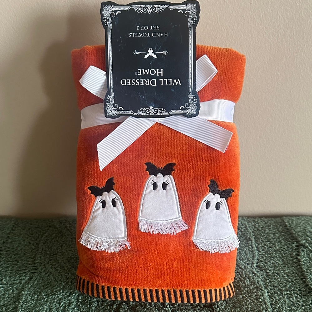 Well Dressed Home Halloween 🎃 Hand Towels Ghost 👻 Bat 🦇 Set of 2 NEW!